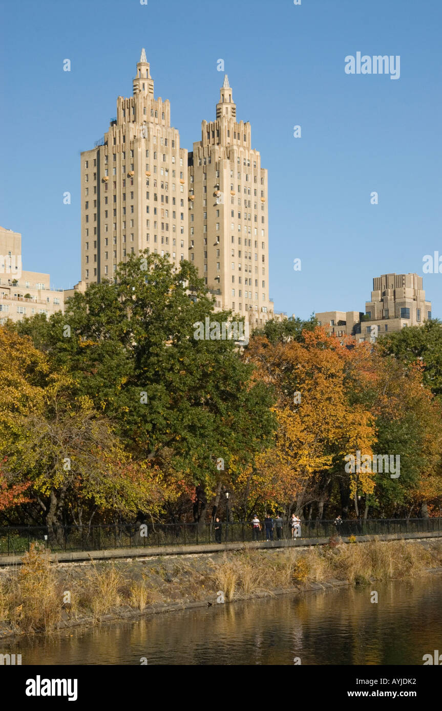 El Dorado-Gebäude und das Reservoir im Central Park Stockfoto