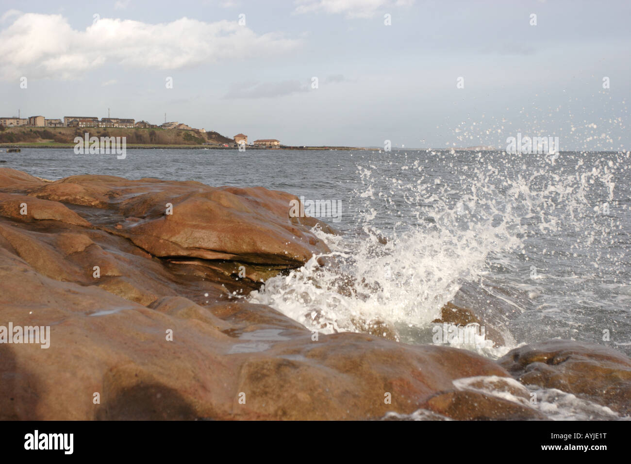 Wellen an der felsigen Küste von Fife Küste westlich von Buckhaven Stockfoto