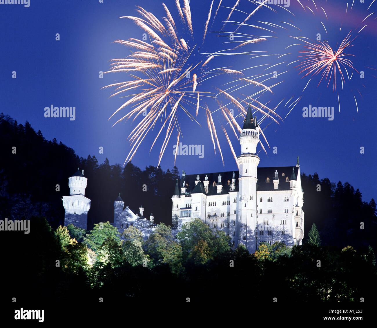 DE - Bayern: Feuerwerk über dem Schloss Neuschwanstein Stockfoto