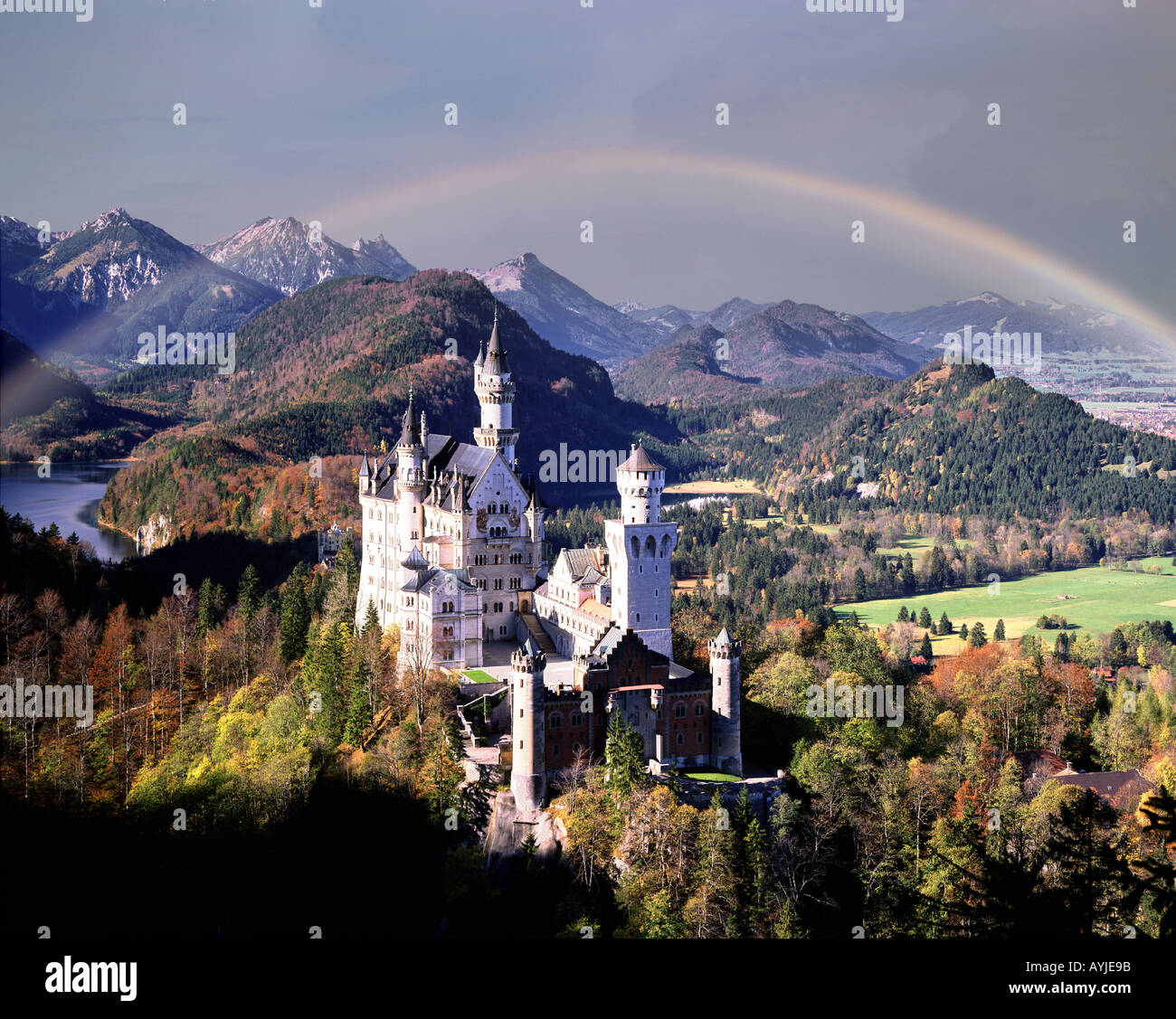DE - Bayern: Regenbogen über Schloss Neuschwanstein Stockfoto