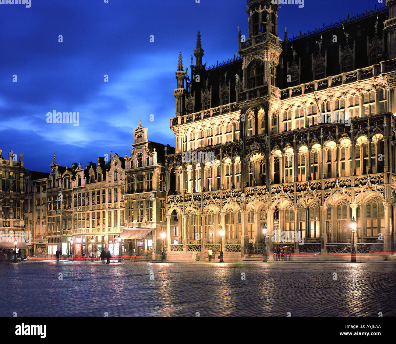BE - BRUXELLES: Grand Place bei Nacht Stockfoto