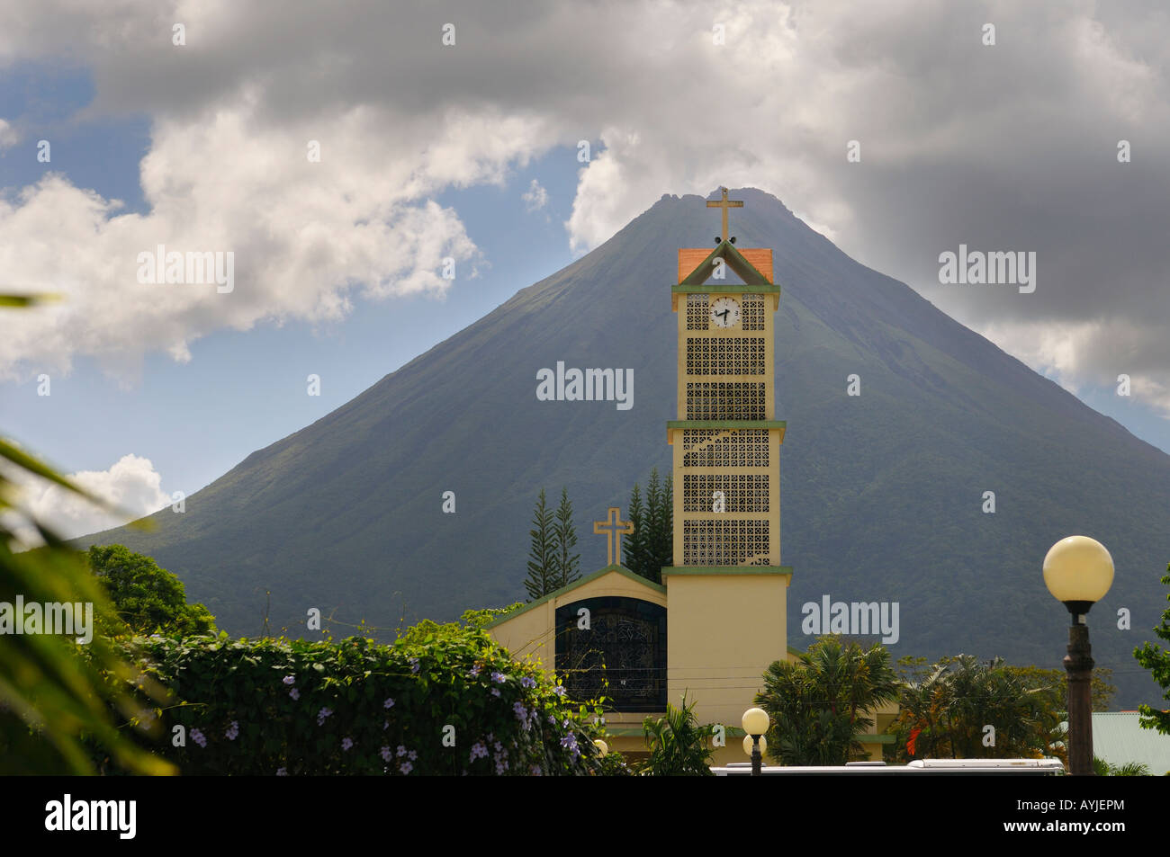 La Fortuna de San Carlos katholische Kirchturm mit Vulkan Arenal Costa Rica Stockfoto