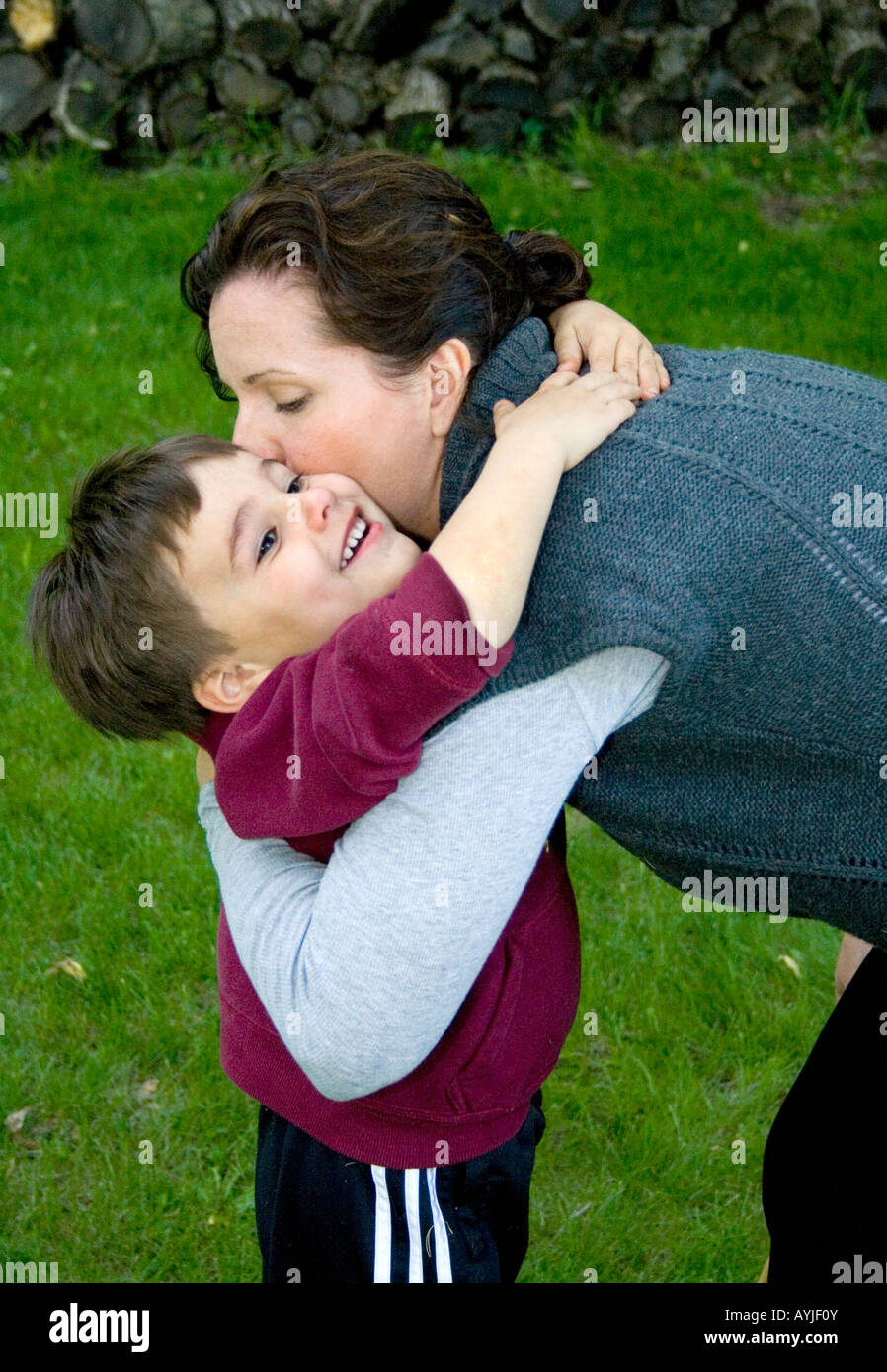 38 und 4 alter Sohn immer eine wunderbare Umarmung von Mama. Clitherall Minnesota USA Stockfoto