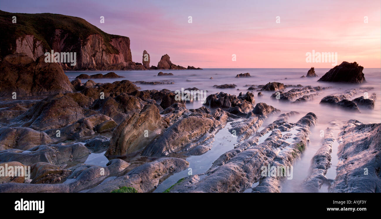 Felsküste bei Sonnenuntergang Größe Devon England Stockfoto