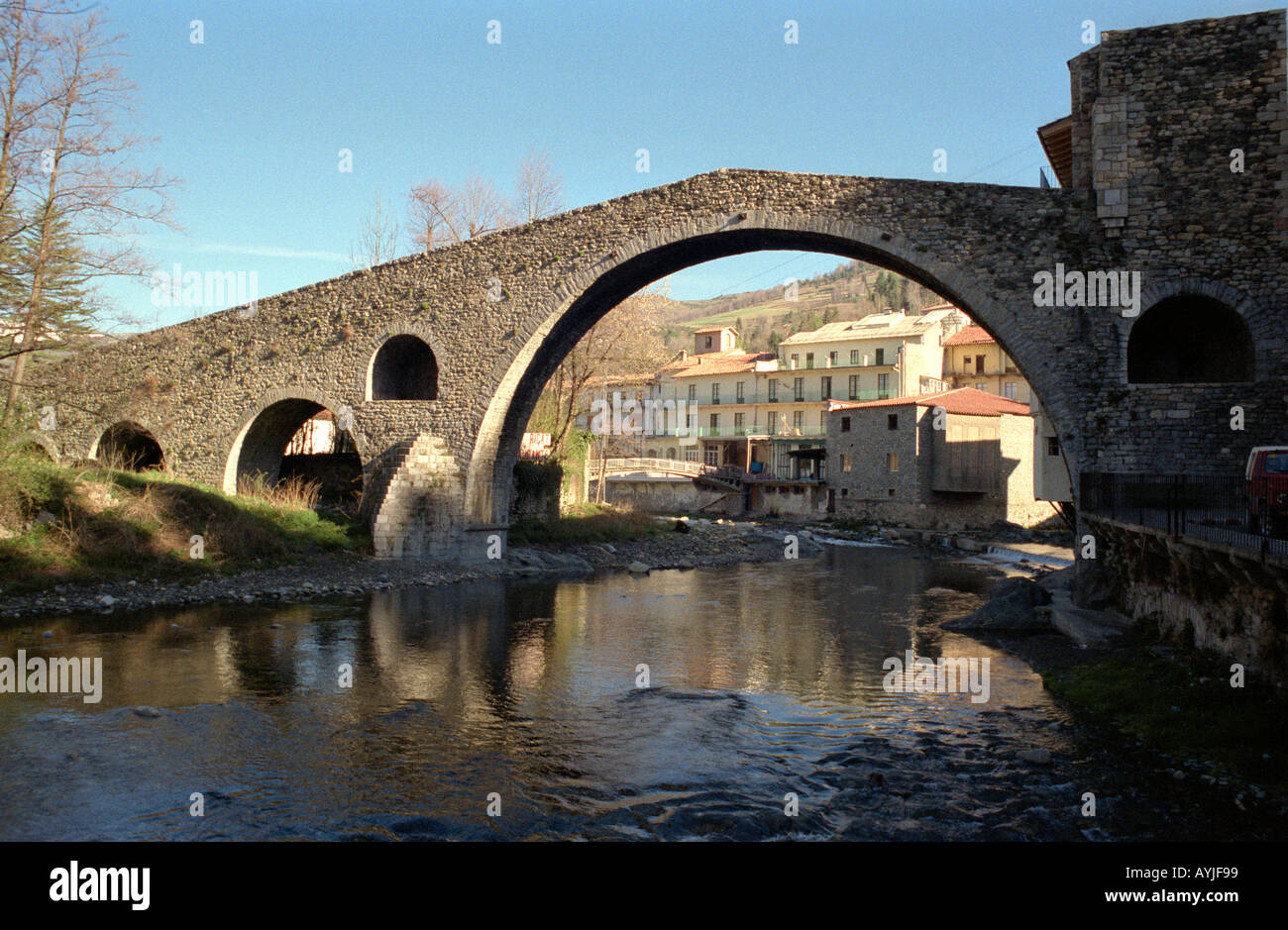 Pont Nou (neue Brücke) Camprodon. Stockfoto
