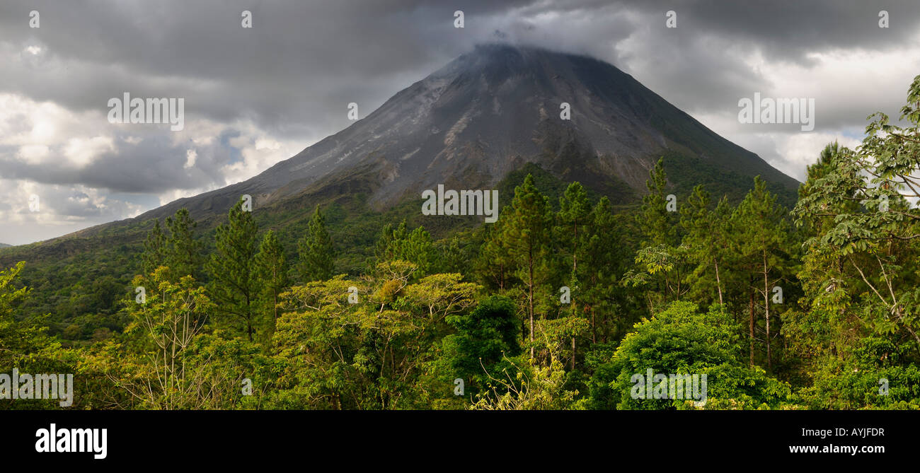 Panorama der aktive Vulkan Arenal mit Gewitterwolken Rauchen und brennen Schlackensteine Einsturz Hang Costa Rica Stockfoto