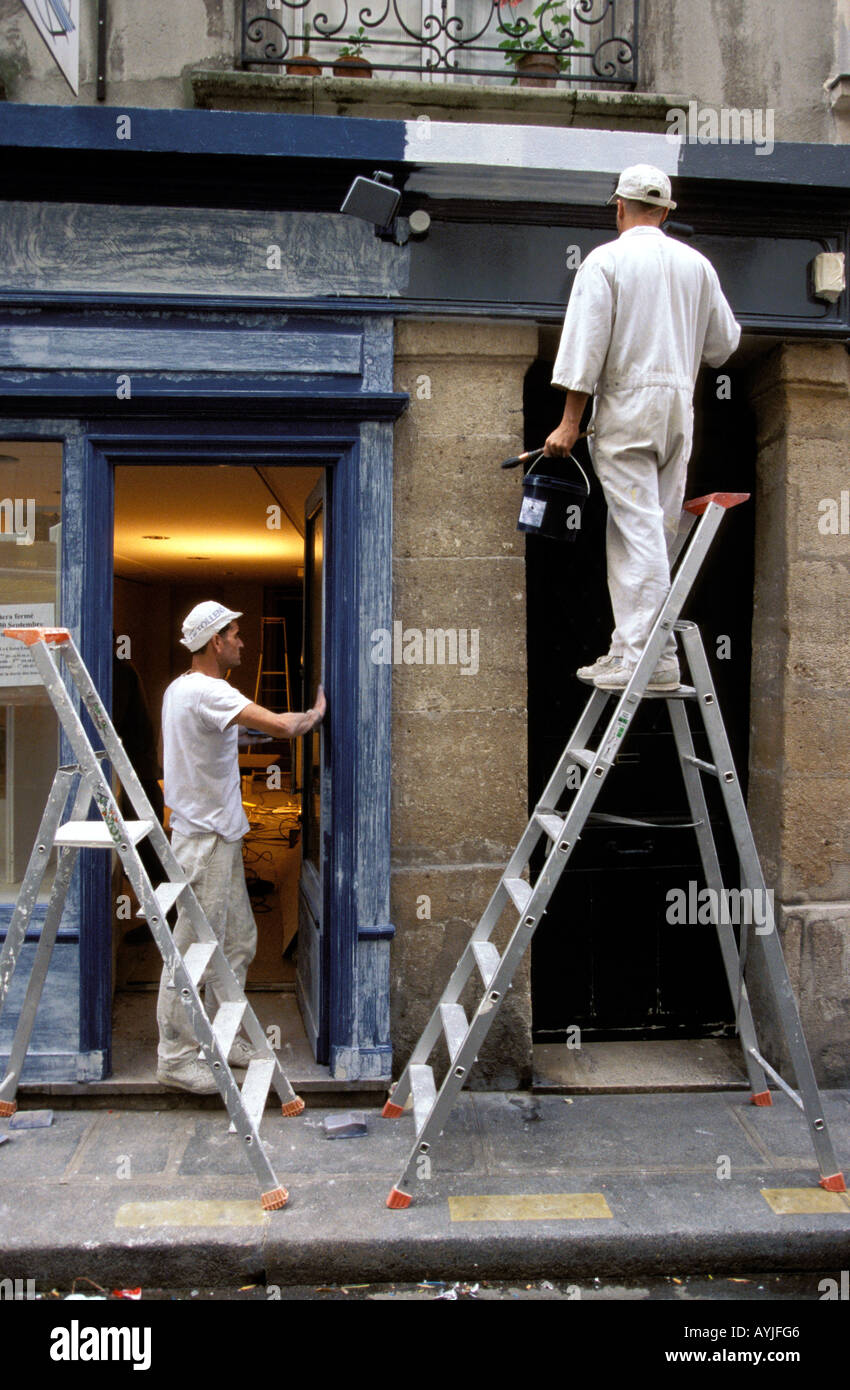 Paris zwei Maler Wiederherstellung eine Ladenfront im Stadtteil Kunst Carré rive gauche Stockfoto