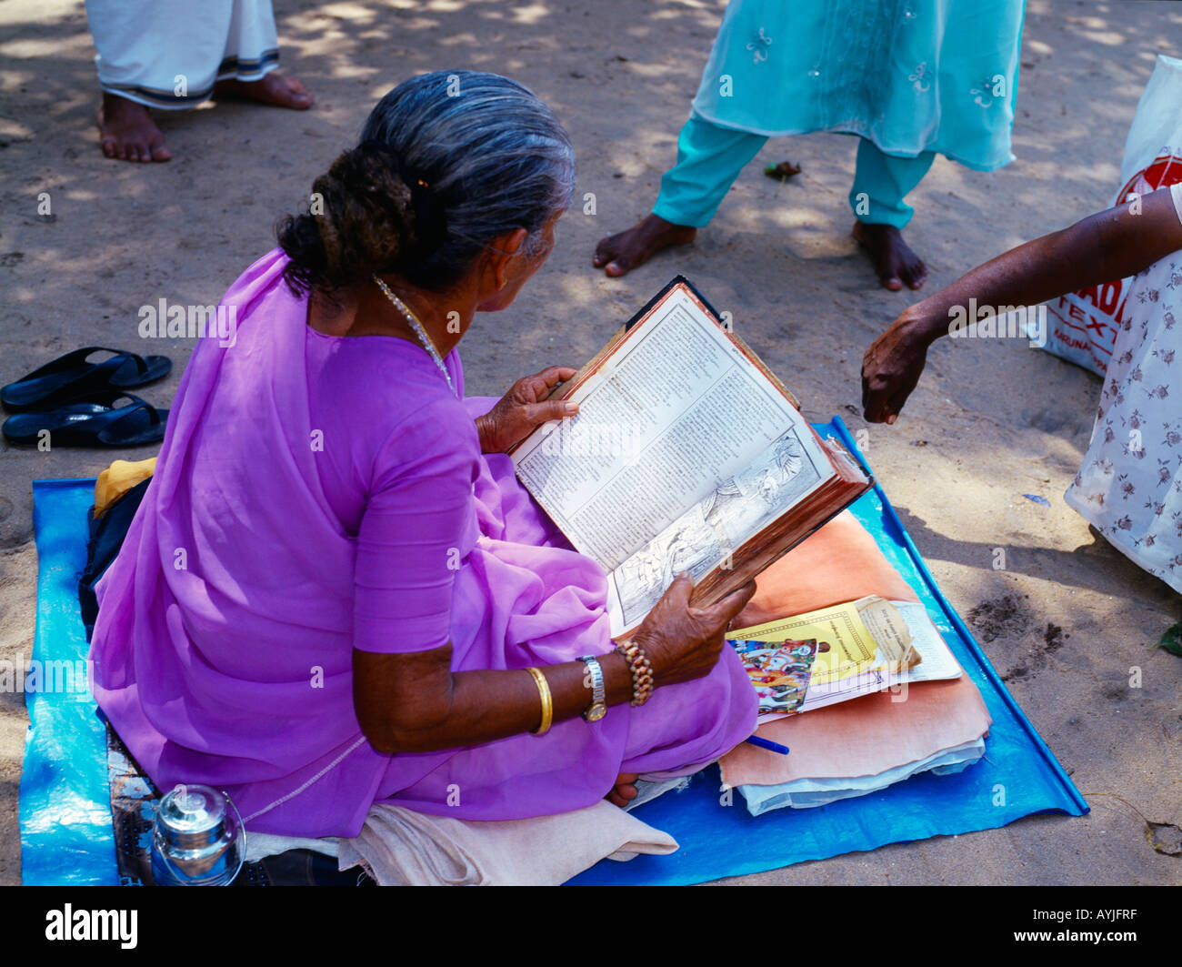 Kerala Indien Shiva Tempel Frau Lesung heiliges Buch Krishna Geschichte Stockfoto