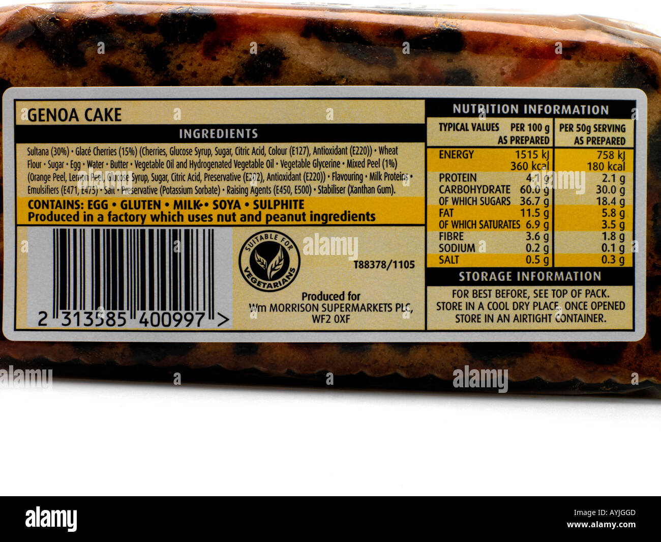 Lebensmittel-Etikett auf Genua Kuchen Zutaten Nährwertangaben Werte Lagerung und Nuss-Allergie-Warnung zeigen Stockfoto