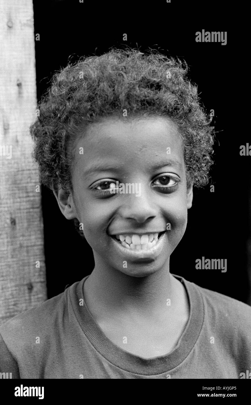 S/W-Porträt eines lächelnden Jungen aus Ostäthiopien. Harar, Äthiopien, Afrika Stockfoto
