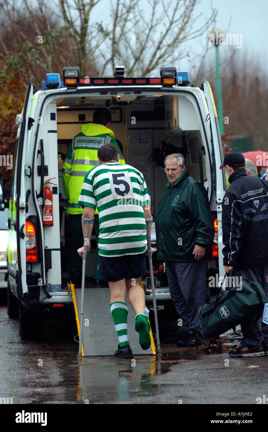 Verletzten Rugby-Spieler immer in einen Krankenwagen Stockfoto