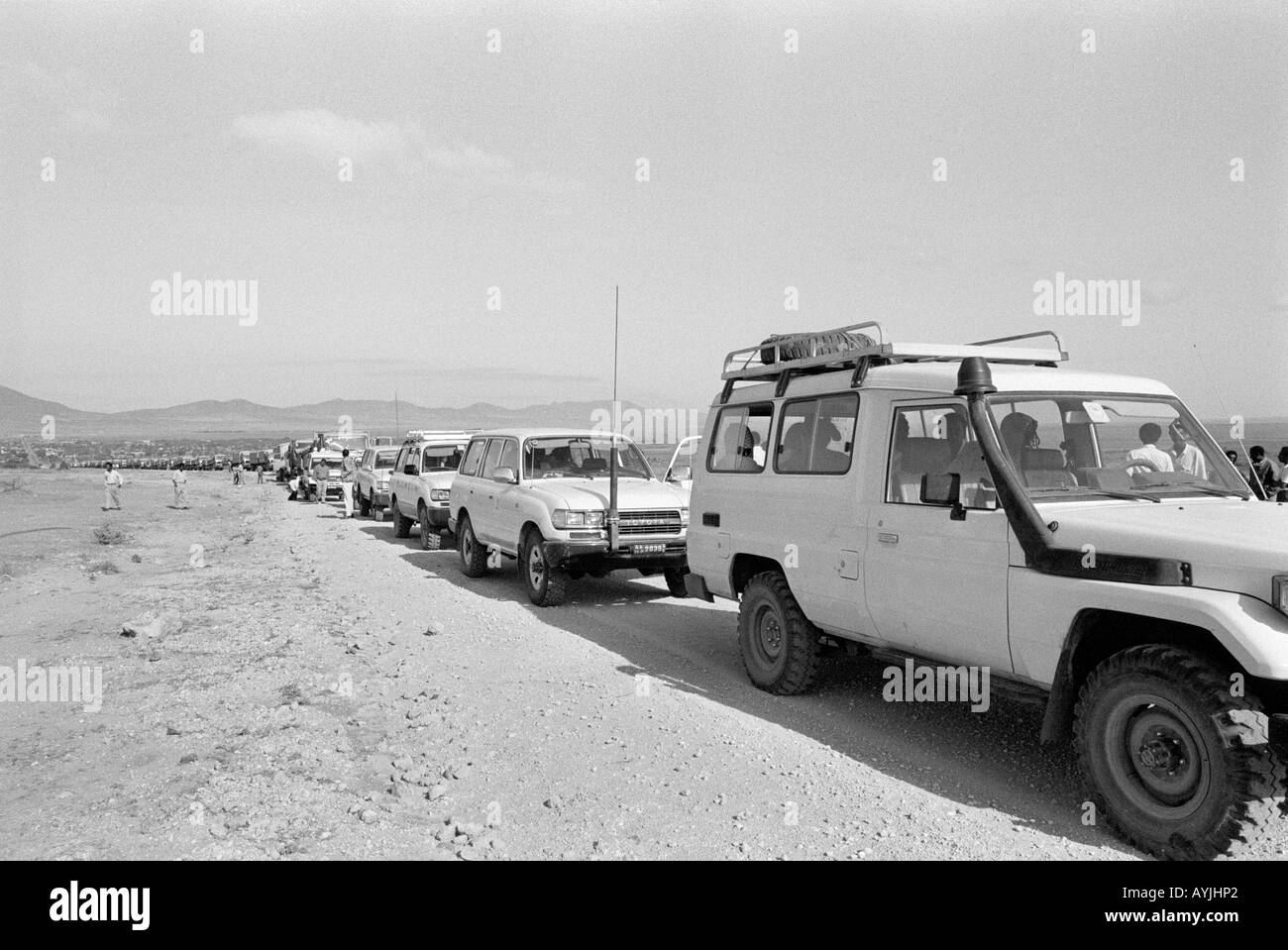 S/W eines Konvois aus NGO-Fahrzeugen und Hilfskräfte, der einen Konvoi von Nahrungsmittelhilfe leitet, der für ein somalisches Flüchtlingslager in der Nähe von Jijiga an der Grenze gebunden ist. Äthiopien. Stockfoto