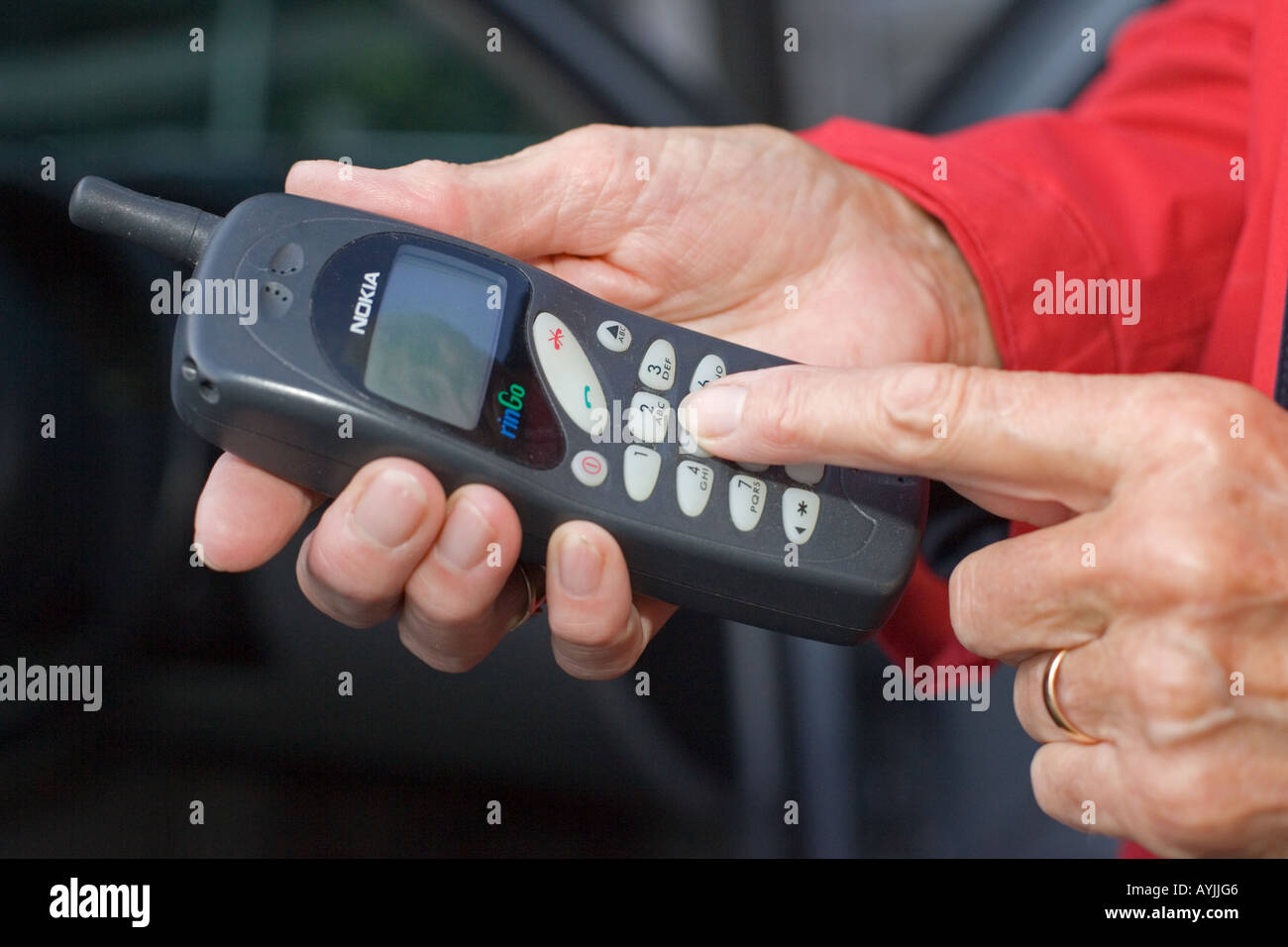 Nahaufnahme eines Womans Finger Einwahl auf alten Nokia Handy UK Stockfoto