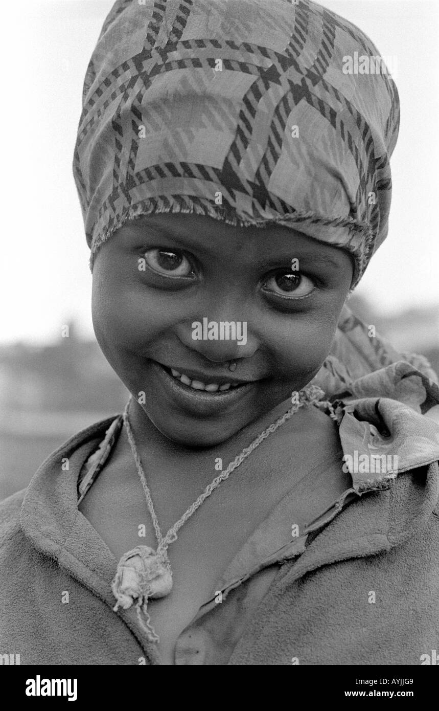 S/W-Porträt eines schönen, schüchternen und lächelnden äthiopischen Muslims mit Kopftuch und Amulett. Harar, Ostäthiopien, Afrika Stockfoto