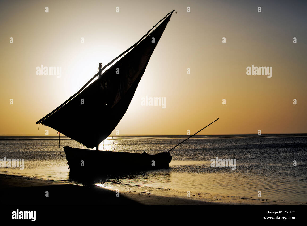Traditionellen Dhau oder Segelboot in der Silhouette gegen den Sonnenuntergang vor der Küste von Mosambik Stockfoto
