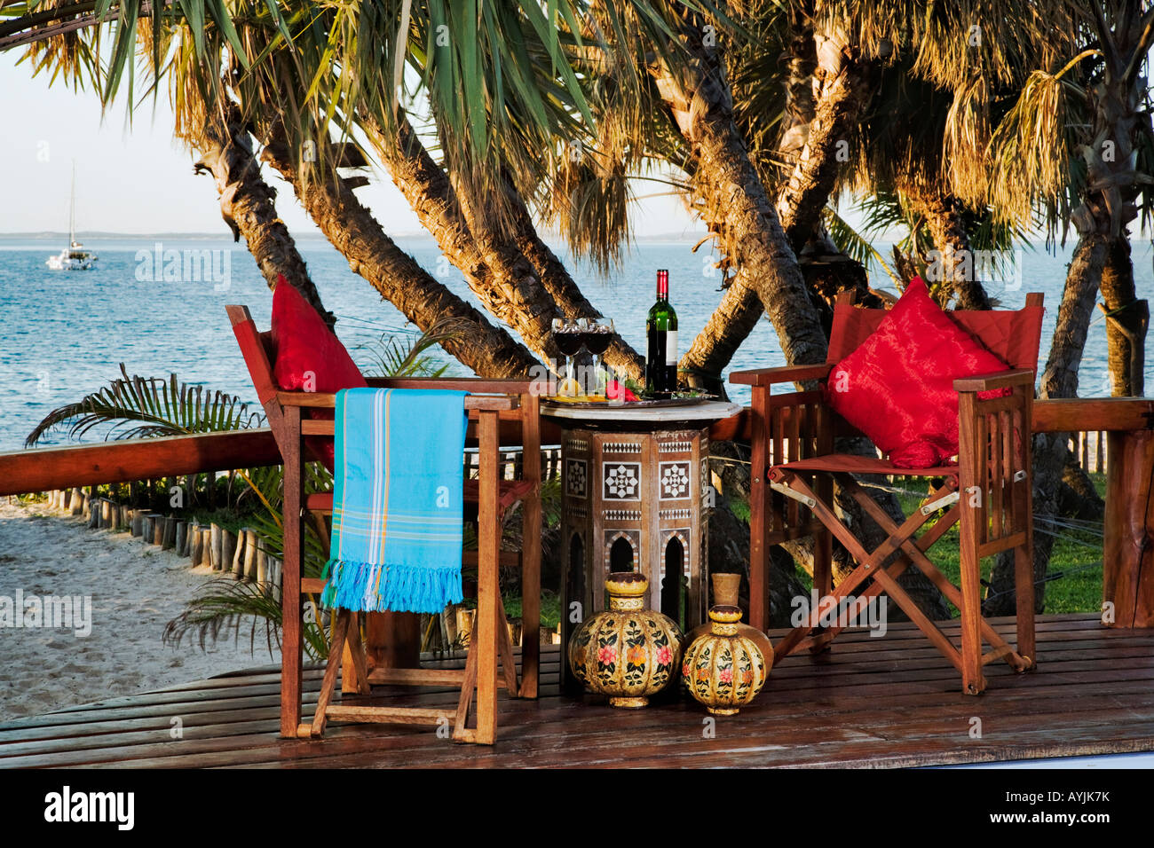 Tabelle mit Wein am Pool-Deck Villa exklusive Luxus-Unterkunft in Benguerra Lodge Mosambik Unterkunft veröffentlicht Stockfoto