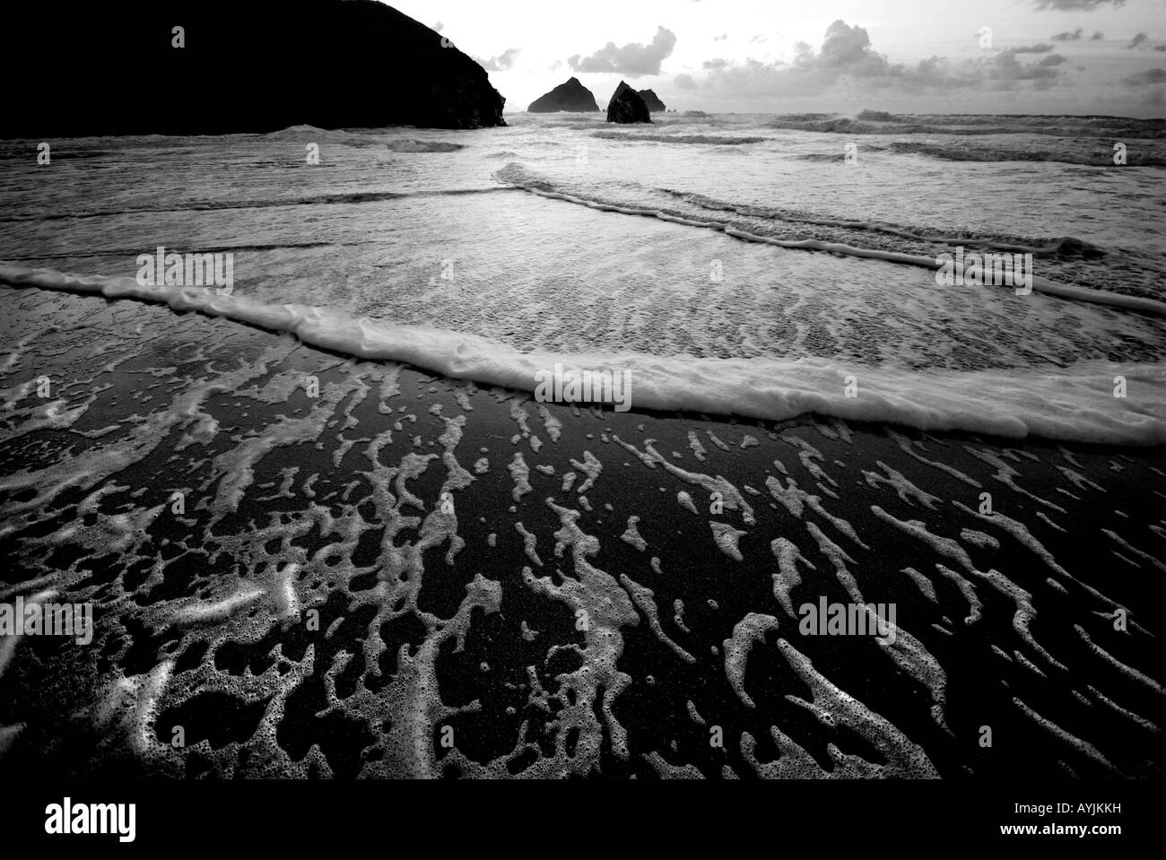 Holywell Bay Cornwall Strand Meer Brandung Meer Klippe Felsen Newquay Nord Küste Sonnenuntergang Sonne Wolken Welligkeit Wasser Schaum Himmel Stockfoto
