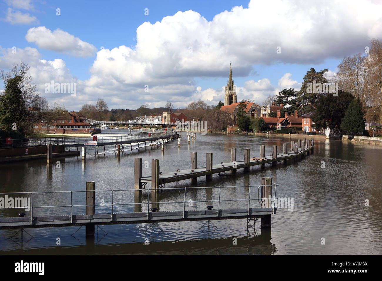 Brücke über die Themse bei Marlow in der Nähe der Schleuse und Wehr Stockfoto