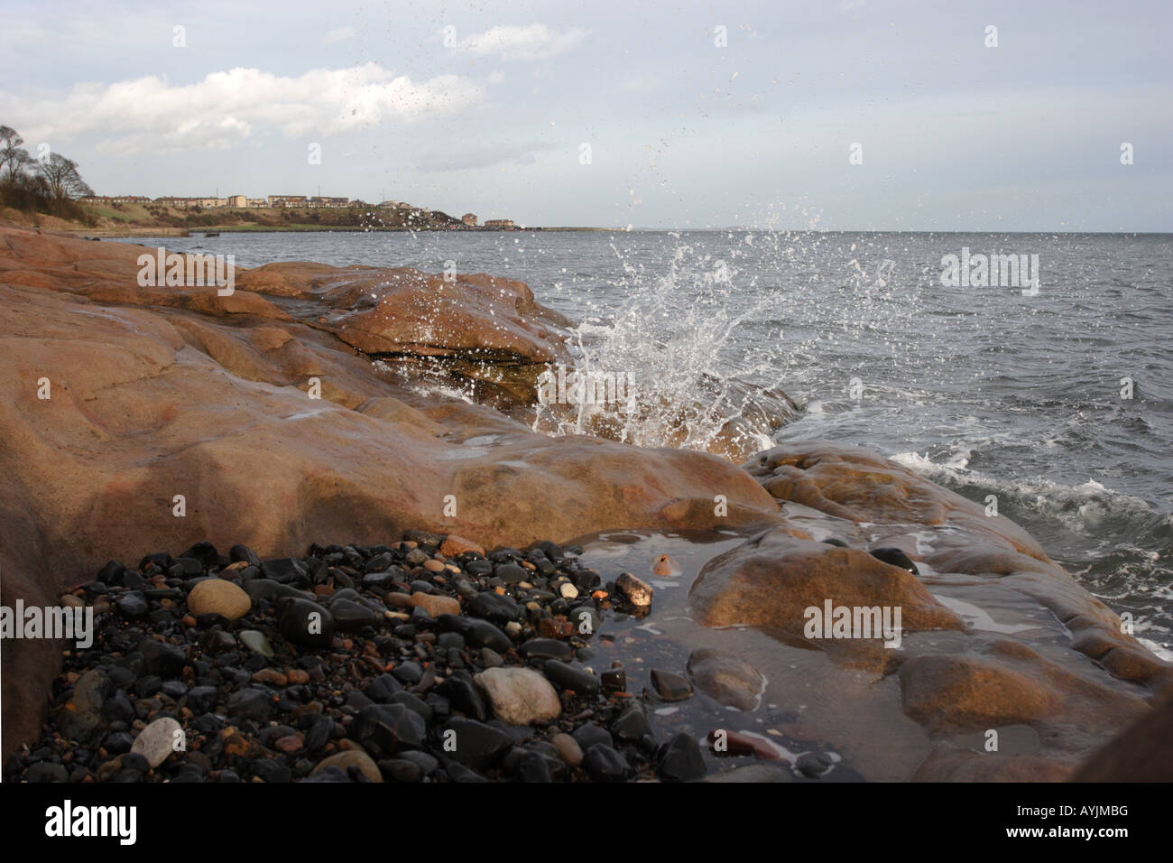 Wellen an der felsigen Küste von Fife Küste westlich von Buckhaven Stockfoto