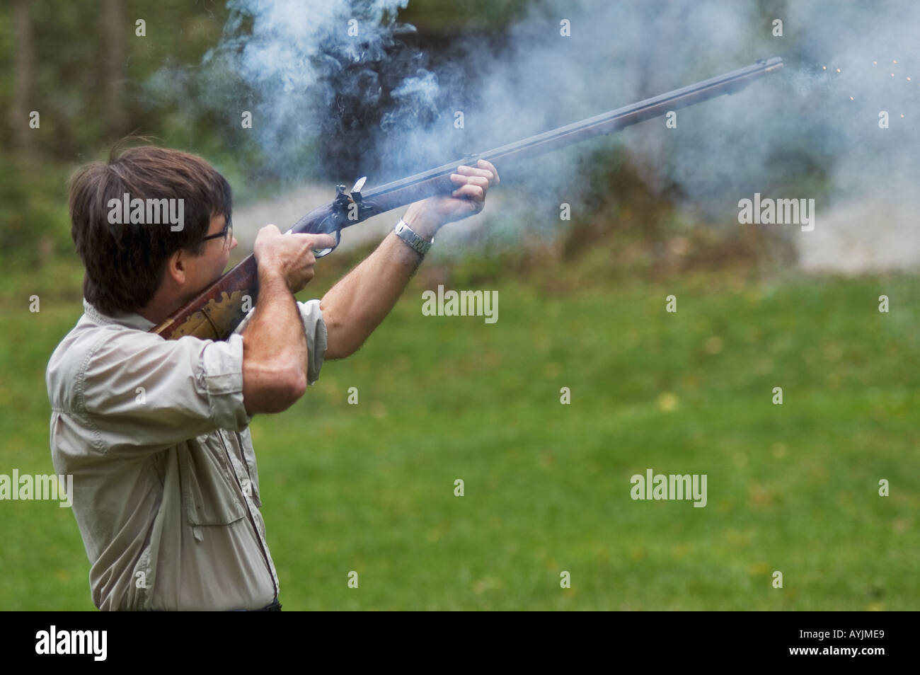 Mann Schnauze laden Gewehr zu schießen die nationalen Schnauze Ladefläche Rifle Association Primitive in Freundschaft Indiana Stockfoto