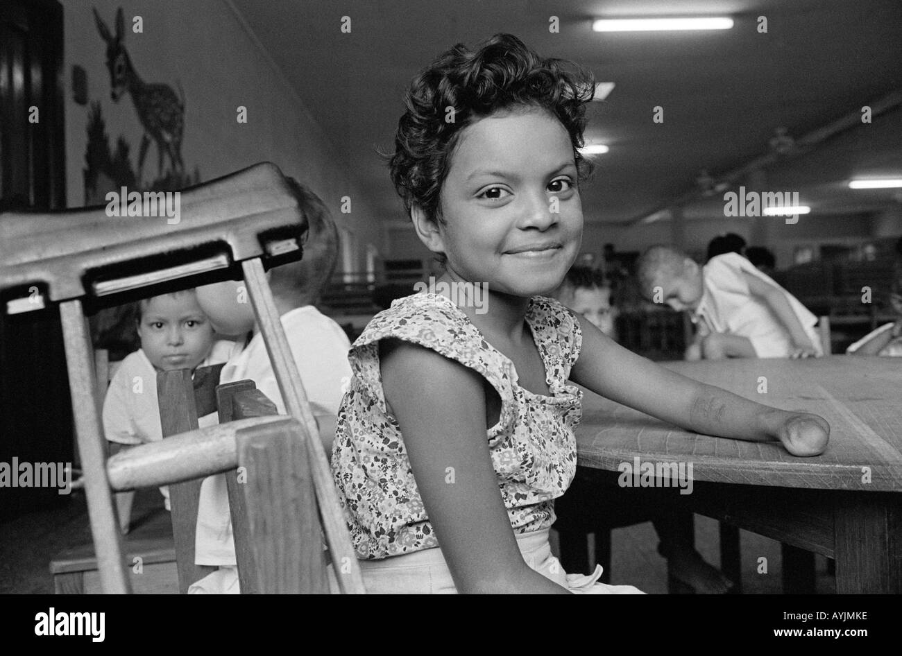 B/w eines jungen Mädchens in einem Pfleheim für Kinder, die verwaist, missbraucht oder aufgegeben wurden. Hier finden sie Sicherheit, Gesundheit und Bildung. Honduras Stockfoto