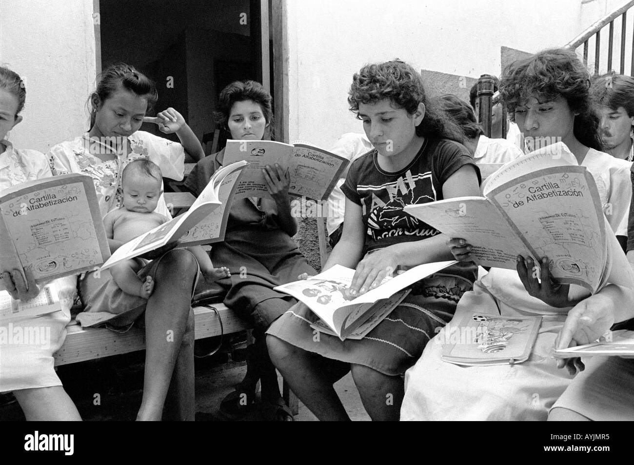 s/w von überwiegend weiblichen Erwachsenen, die in einer ländlichen Alphabetisierungsklasse lesen lernen. Honduras, Mittelamerika Stockfoto