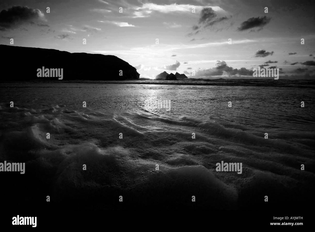 Holywell Bay Cornwall Strand Meer Brandung Meer Klippe Felsen Newquay Nord Küste Sonnenuntergang Sonne Wolken Welligkeit Wasser Schaum Himmel Stockfoto
