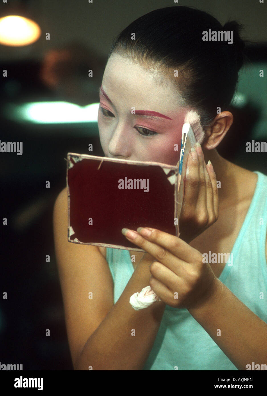 Tänzer backstage Vorbereitung Make-up für The Silk Road Tang Dynasty Gesang und Tanz-Performance in Xian Stockfoto