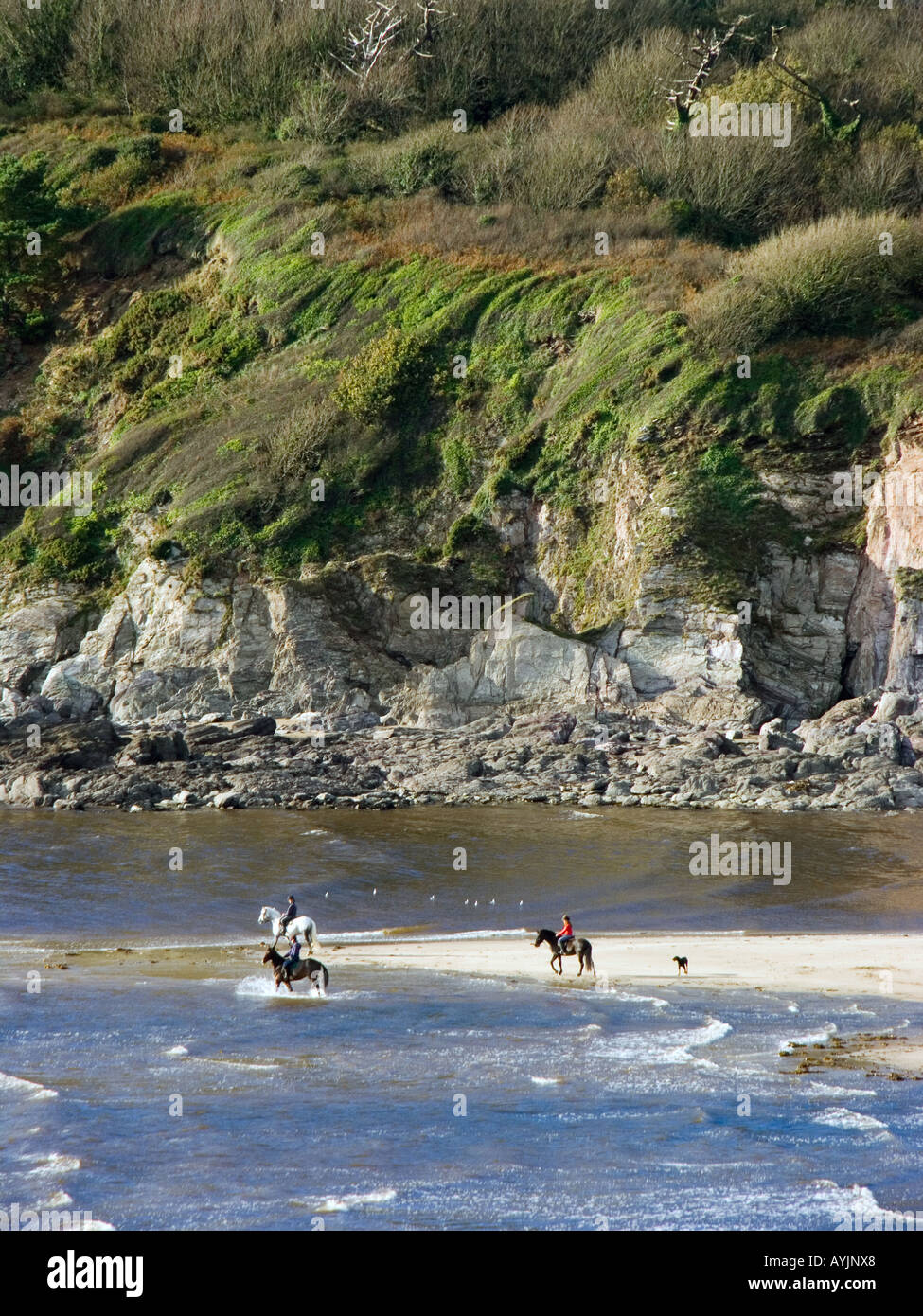 Menschen reiten auf Mothecombe Beach, einer Gezeitenmeerde und einem AOBN in South Devon, Großbritannien Stockfoto