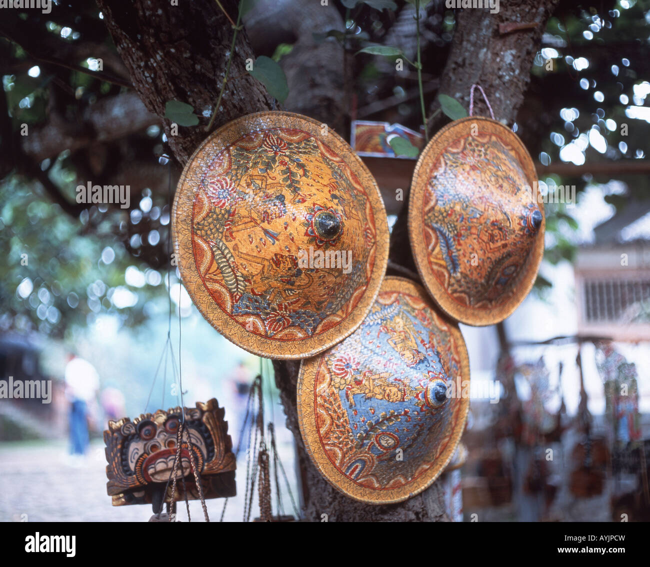 Dekorative asiatische kegelförmige Strohhüte auf Baum, Bali, Indonesien Stockfoto