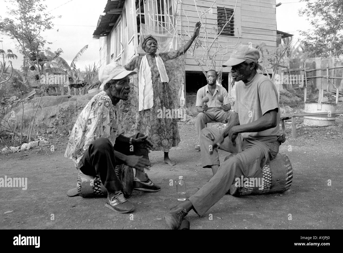 B/W von Imogene Kennedy, bekannt als Queenie, Leiter des religiösen Kults von Kumina, tanzt in Trance, begleitet von ihren Schlagzeugern. St. Thomas, Jamaika Stockfoto