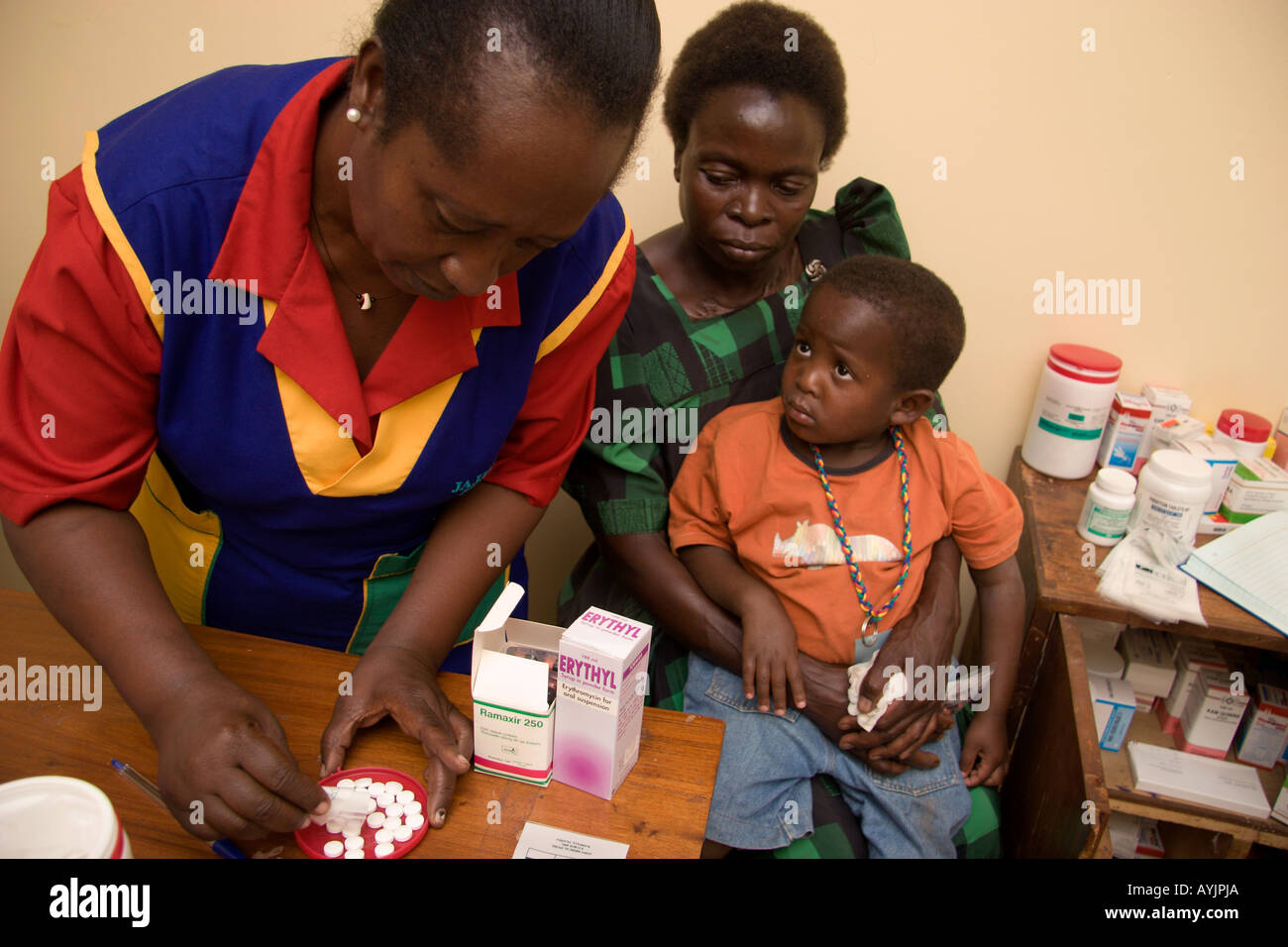 Krankenschwester Agnes liefert Pillen für Yasin mit HIV Aids Klinik Mildmay Kalangala Uganda Stockfoto