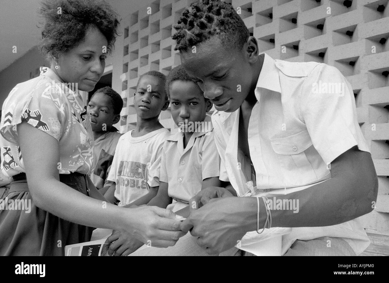 S/W von Straßenjungen, die von einem Lehrer in einer wohltätigen Schule unterrichtet werden, um ihre Chancen im Leben zu verbessern. Kingston, Jamaika Stockfoto