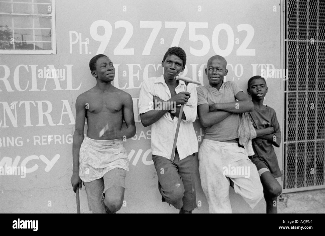 Straße junge Scheibenreinigern eine Pause. Jamaika Stockfoto