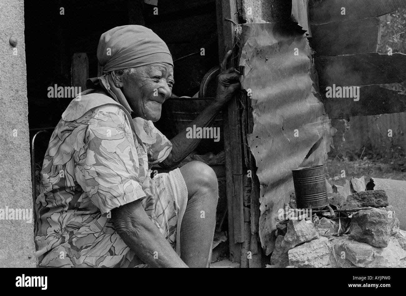 S/W-Porträt einer mittellosen älteren Frau, die in der ärmsten Gegend der spanischen Stadt lebt. Jamaika Stockfoto