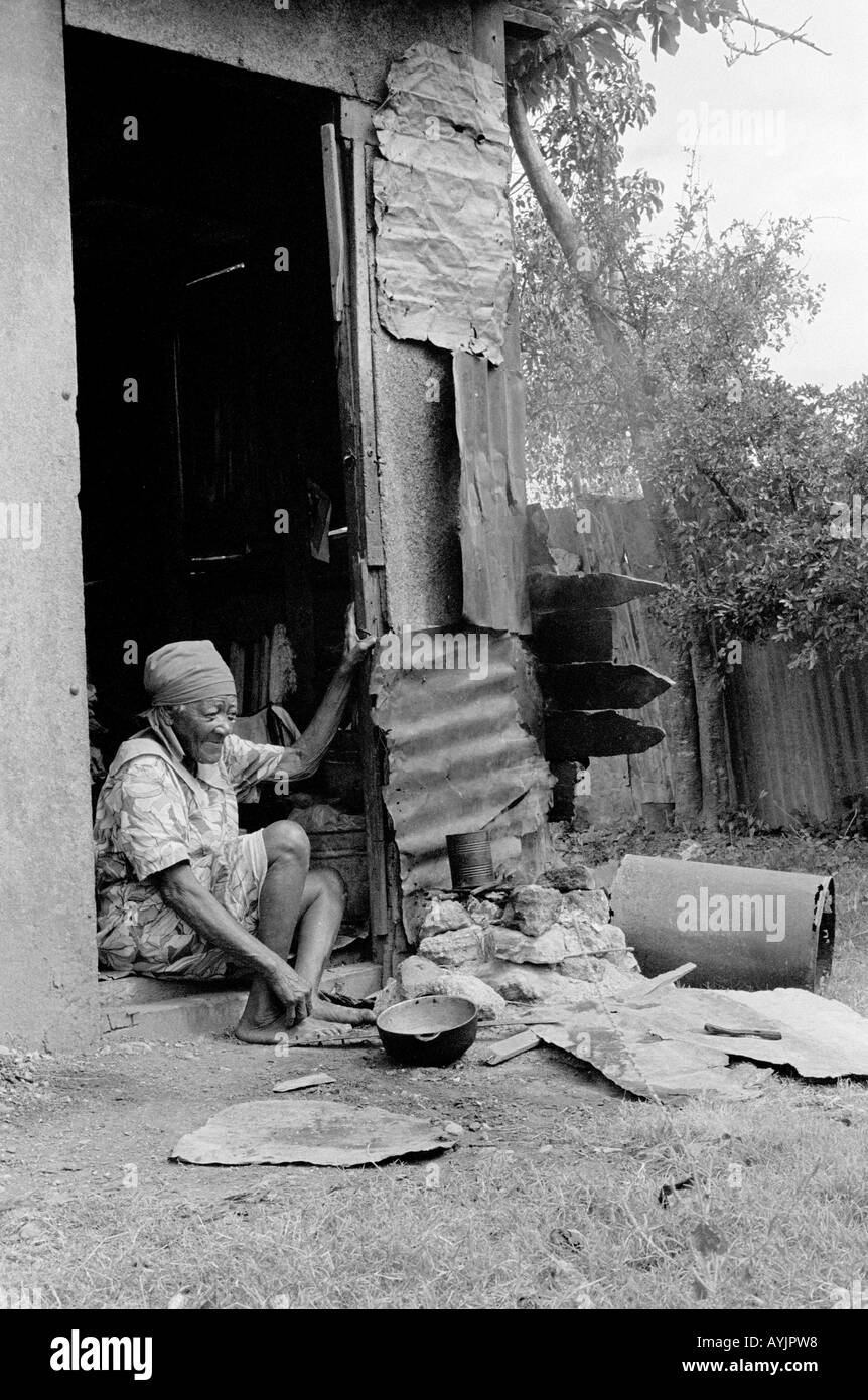 B/W einer mittellosen älteren Frau, die unter erschreckenden Bedingungen in der ärmsten Nachbarschaft der spanischen Stadt, Jamaika, lebt Stockfoto