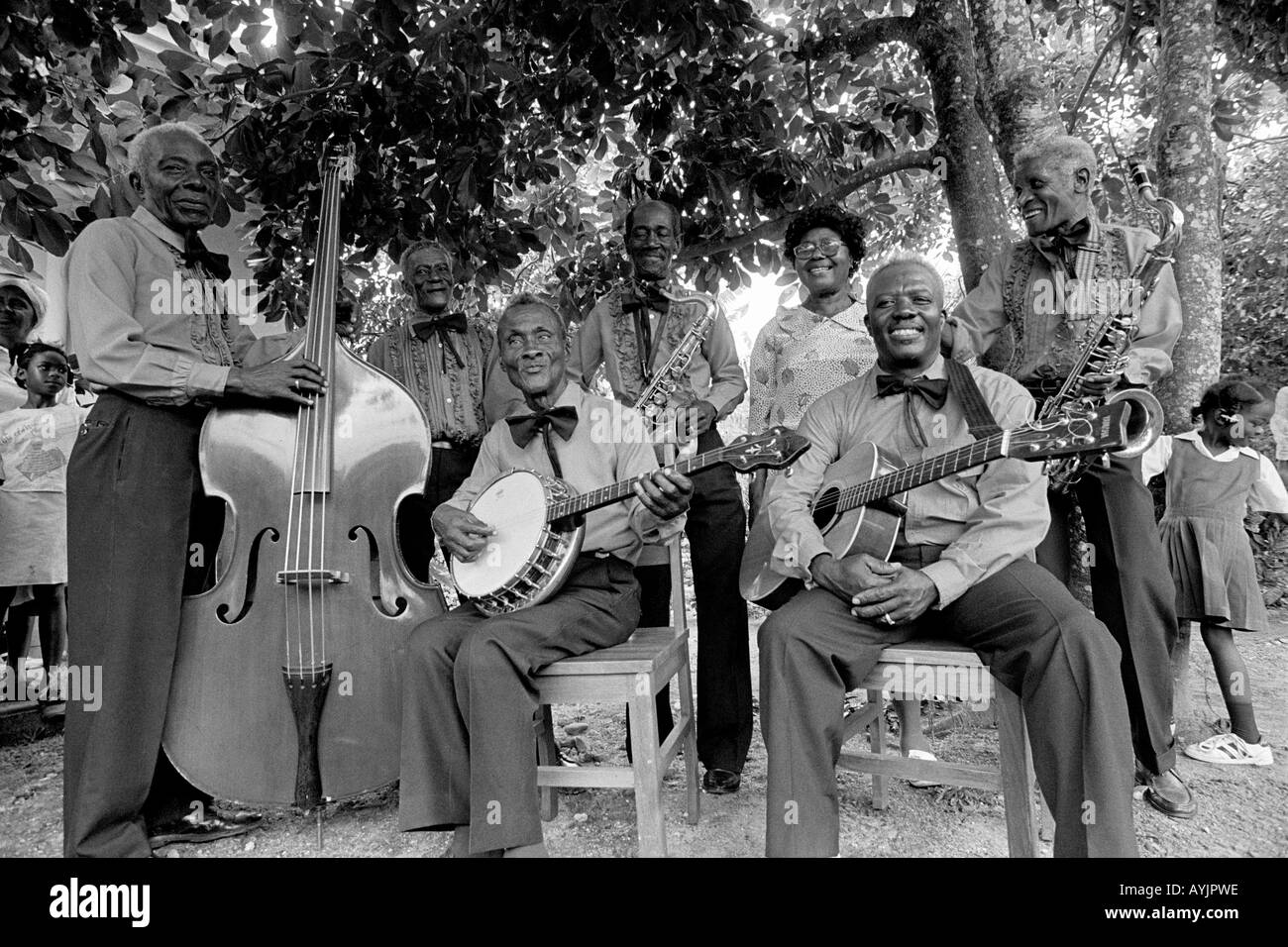 B/W älterer Musiker in einer Mento Band, einem einzigartigen jamaikanischen Musikstil. Buff Bay, Jamaika Stockfoto