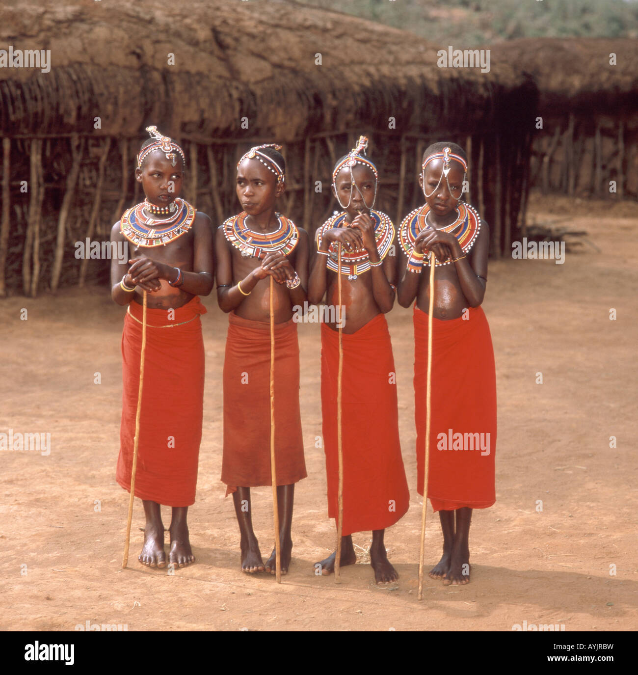 Maasai-Kinder-Tänzer in der Masai Mara National Reserve, Narok County, Kenia Stockfoto