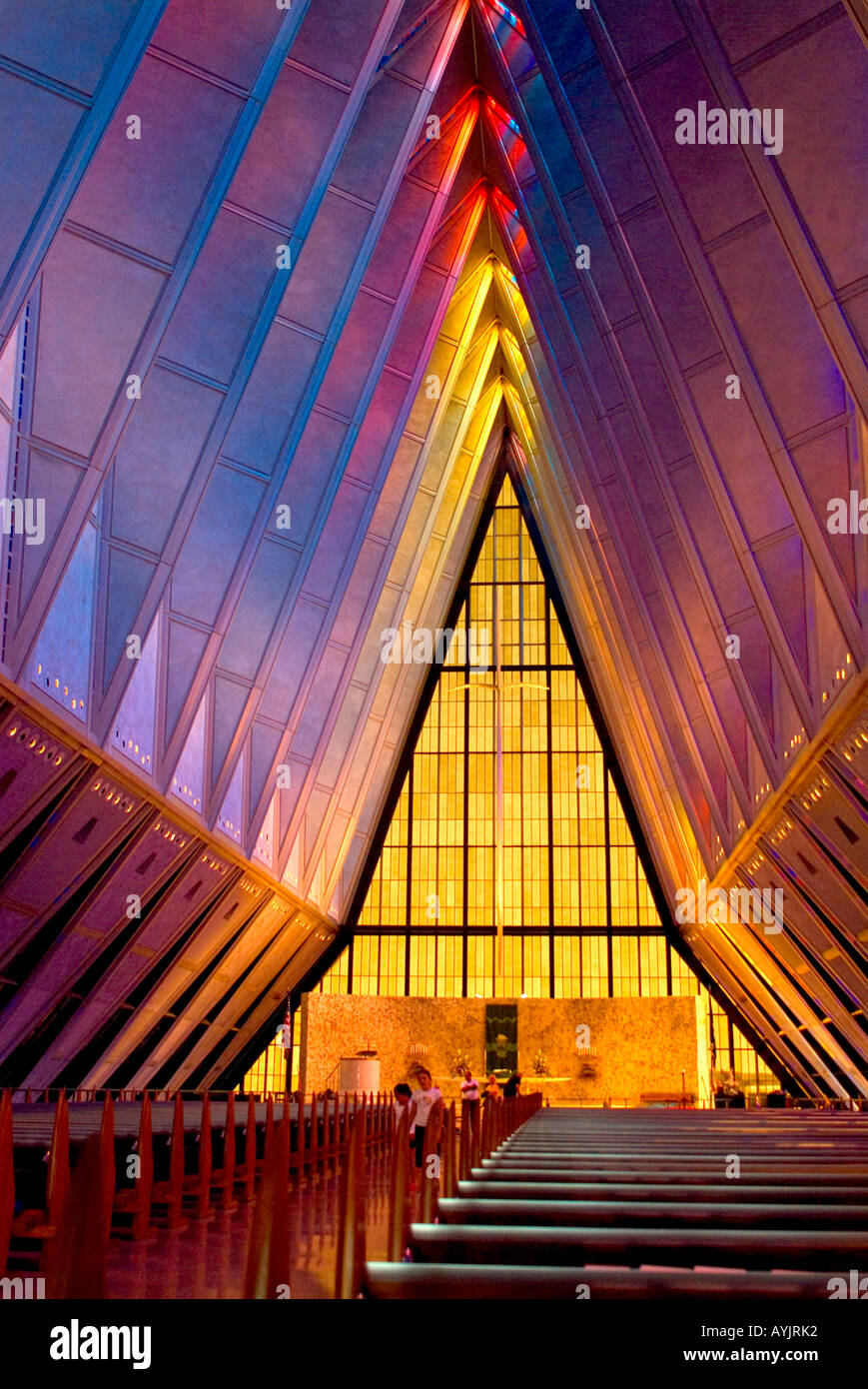 Internes Tageslicht Schuss von hinterleuchteten Glasmalereien Paneele in der berühmten Cadet-Kapelle in der Air Force Academy Colorado USA Stockfoto