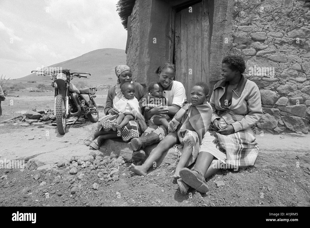 S/W eines Gesundheitsmitarbeiters von Fahrern für Gesundheit, die Frauen und Kinder in einem abgelegenen ländlichen Gebiet von Lesotho besuchen, der einzige Zugang, den sie zur Gesundheitsversorgung haben. Stockfoto