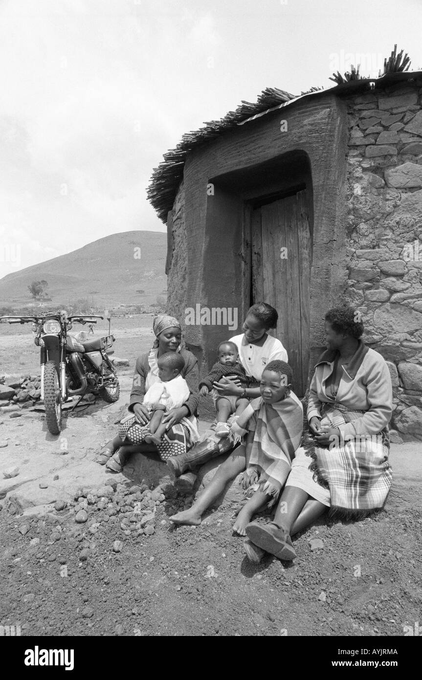 S/W eines Gesundheitsmitarbeiters von Fahrern für Gesundheit, die Frauen und Kinder in einem abgelegenen ländlichen Gebiet von Lesotho besuchen, der einzige Zugang, den sie zur Gesundheitsversorgung haben. Stockfoto
