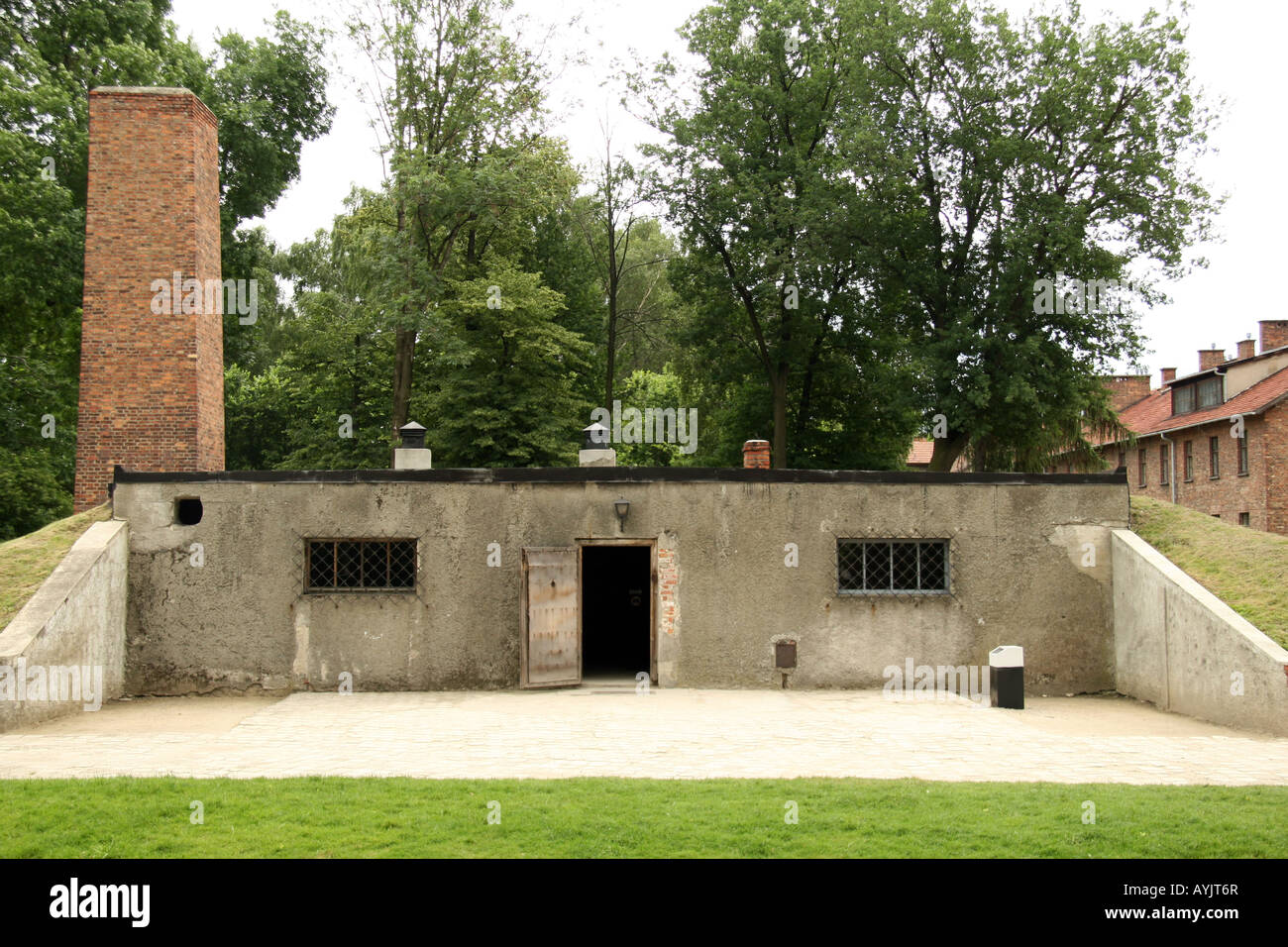 Der Haupteingang und der Schornstein der Gaskammer und Krematorium, die ich bei der ehemaligen Nazi Konzentration Lager in Auschwitz. Stockfoto