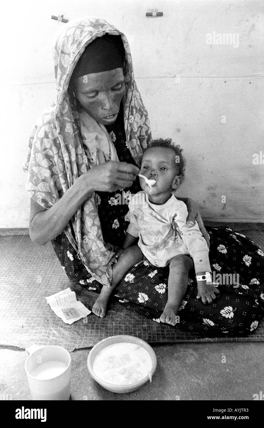 S/W einer somalischen Flüchtlingsfrau, die ihr unterernährtes Kind in einem Notversorgerzentrum an der Grenze zu Somalia ernährt. Kebrebeyah, Äthiopien, Afrika Stockfoto