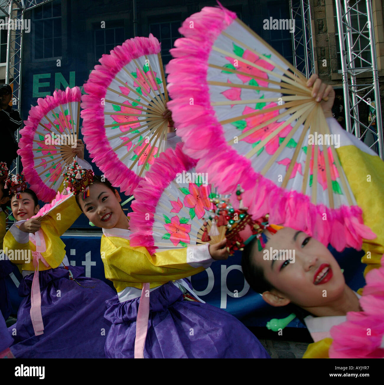 Koreanische Tanzgruppe mit Fans Federn Edinburgh Fringe Festival Schottland Stockfoto