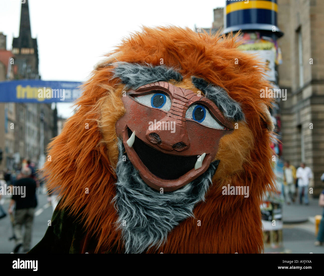 Person gekleidet in Lion Head Outfit zu zeigen, Edinburgh Fringe Festival, Schottland zu fördern Stockfoto