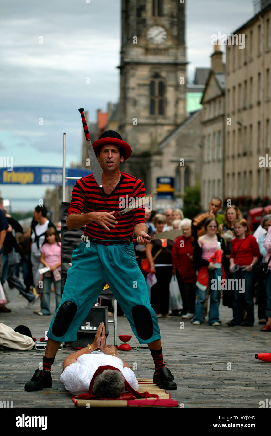 Männlichen Messer Jongleur unterhaltsam Publikum in High Street, Edinburgh Fringe Festival, Schottland UK Europe Stockfoto
