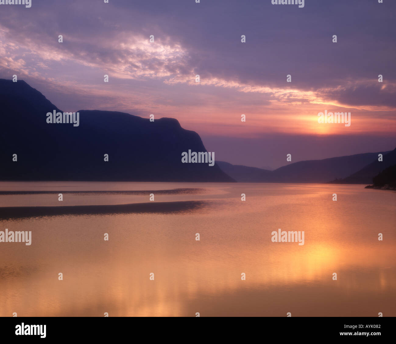 Nein - mehr OG ROMSDAL: Sonnenuntergang über Langfjord Stockfoto
