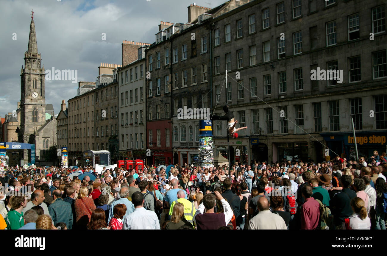 Straßenkünstler, kopfüber, Edinburgh Festival Fringe Schottland, UK, Europa Stockfoto