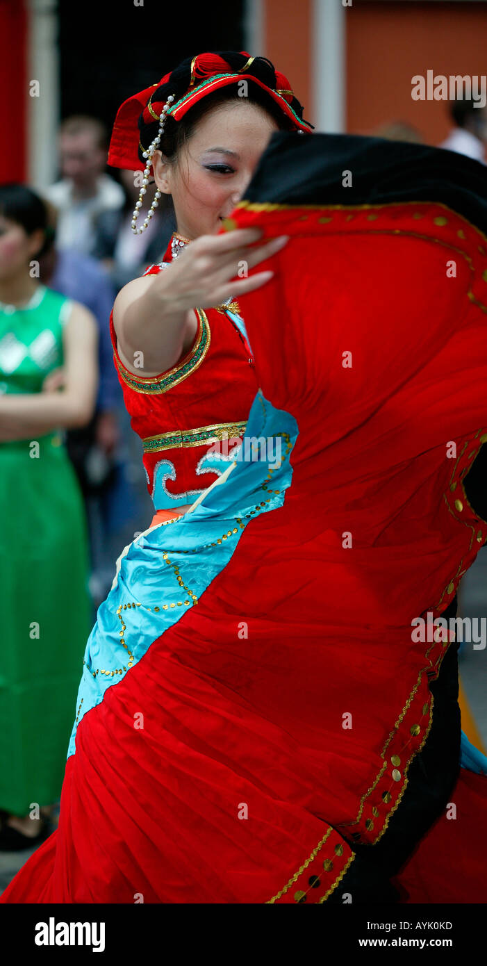 Tänzerin mit roten Fan dress, Edinburgh Festival Fringe, Schottland, UK, Europa Stockfoto