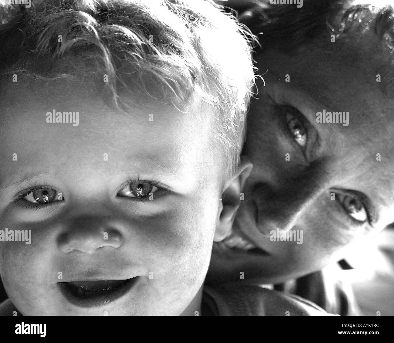 Schwarzes und weißes Bild einer Mutter und ihrem Kind ein glückliches anzeigen Bindung und Liebe zwischen Ihnen lächelnd Happy People Stockfoto